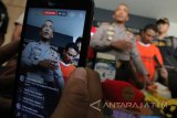 Polisi menunjukkan tersangka serta barang bukti saat ungkap kasus penculikkan anak di Polrestabes Surabaya, Jawa Timur, Kamis (18/1). Tim Anti Bandit Polrestabes Surabaya menangkap AW (33) atas kasus dugaan menculik seorang anak berumur 5 tahun dan mengamankan sejumlah barang buktinya. Antara Jatim/Didik Suhartono/zk/18