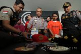 Polisi menunjukkan tersangka serta barang bukti saat ungkap kasus penculikkan anak di Polrestabes Surabaya, Jawa Timur, Kamis (18/1). Tim Anti Bandit Polrestabes Surabaya menangkap AW (33) atas kasus dugaan menculik seorang anak berumur 5 tahun dan mengamankan sejumlah barang buktinya. Antara Jatim/Didik Suhartono/zk/18 