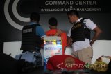 Polisi menunjukkan tersangka serta barang bukti saat ungkap kasus penculikkan anak di Polrestabes Surabaya, Jawa Timur, Kamis (18/1). Tim Anti Bandit Polrestabes Surabaya menangkap AW (33) atas kasus dugaan menculik seorang anak berumur 5 tahun dan mengamankan sejumlah barang buktinya. Antara Jatim/Didik Suhartono/zk/18 