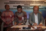 Direktur Utama PT Bank Pembangunan Daerah Jawa Timur (Bank Jatim) R Soeroso (kedua kiri) bersalaman dengan Ketua Koperasi Simpan Pinjam (KSP) Nasari, Sahala Panggabean (kedua kanan) disela penandatanganan kerja sama Bank Jatim dan KSP Nasari di Surabaya, Jawa Timur, Rabu (10/1). Kerja sama terkait penyaluran kredit melalui pensiunan tersebut merupakan bagian dari upaya perbankan untuk memberikan manfaaat kepada seluruh lapisan masyarakat Antara Jatim/Moch Asim/zk/18 