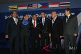 Menteri Pertahanan (Menhan) Ryamizard Ryacudu (ketiga kiri) berbincang bersama Wakil Menhan Malaysia YB Dato' Sri Mohd Johari bin Baharum (kiri), Menteri Pertahanan dan Luar Negeri Singapura Dr. Mohammad Maliki bin Osman (kedua kiri), Wakil Menhan Brunei Darussalam Dato Seri Pahlawan Haji Abdul Aziz bin Haji Mohd Tamit (ketiga kanan), Wakil Menhan Filipina Cesar B Yano (kedua kanan), dan Wakil Menhan Thailand Jenderal Chaichan Changmonkol (kanan) seusai peluncuran kerja sama 'Our Eyes'di Nusa Dua, Bali, Kamis (25/1). Indonesia bersama lima negara ASEAN itu menyepakati kerja sama konkret di bidang pertukaran informasi strategis dengan nama 'Our Eyes' dalam menghadapi ancaman bersama di kawasan khususnya terorisme dan radikalisme. ANTARA FOTO/Satya Bati/wdy/2018.