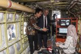 Direktur Utama PT Dirgantara Indonesia (Persero) Elfien Goentoro (kiri) didampingi President dan CEO Turkish Aerospace Industries Inc. (TAI) Temel Kotil (kedua kiri) meninjau pesawat N219 Nurtanio di Hanggar Assembly Line N219, Bandung, Jawa Barat, Senin (15/1). PT Dirgantara Indonesia bekerjasama dengan Turkish Aerospace Industries Inc. (TAI) terkait pemasaran dan perluasan produksi pesawat N219, CN235, pemasaran dan perluasan produksi Pesawat Terbang Tanpa Awak (PTTA) atau UAV serta Aerostruktur. ANTARA JABAR/M Agung Rajasa