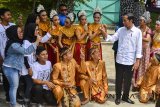 Presiden Joko Widodo menyapa siswa pada acara penerimaan sertifikat tanah untuk rakyat di Taman Lokasana, Kabupaten Ciamis, Jawa Barat, Selasa (16/1). Presiden melakukan kunjungan kerja di sejumlah tempat di wilayah Priangan Timur, Jabar, diantaranya Kota Banjar membagikan 1.771 kartu indonesia pintar (KIP) dan 1.000 kartu program keluarga harapan (PKH), sedangkan di Ciamis menyerahkan 5.447 sertifikat hak atas tanah milik warga dan pembagian sembako disejumlah pasar di Kabupaten Tasikmalaya dan Kabupaten Garut. ANTARA JABAR/Adeng Bustomi