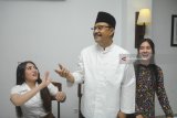 Bakal Calon Gubernur Jawa Timur Saifullah Yusuf (tengah) berbincang dengan penyanyi dangdut Via Vallen (kiri) dan Nella Kharisma (kanan) terkait lagu 'Kabeh Sedulur, Kabeh Makmur' di Surabaya, Jawa Timur, Senin (22/1). Saifullah Yusuf resmi menggandeng Via Vallen dan Nella Kharisma untuk menyanyikan lagu jinge 'Kabeh Sedulur, Kabeh Makmur' untuk lagu kampanye dirinya menjadi Gubernur Jawa Timur pada Pilgub Jatim 2018. Antara Jatim/Zabur Karuru/zk/18 