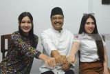 Bakal Calon Gubernur Jawa Timur Saifullah Yusuf (tengah) berpose bersama penyanyi dangdut Via Vallen (kanan) dan Nella Kharisma (kiri) usai memberikan keterangan kepada wartawan terkait lagu 'Kabeh Sedulur, Kabeh Makmur' di Surabaya, Jawa Timur, Senin (22/1). Saifullah Yusuf resmi menggandeng Via Vallen dan Nella Kharisma untuk menyanyikan lagu jinge 'Kabeh Sedulur, Kabeh Makmur' untuk lagu kampanye dirinya menjadi Gubernur Jawa Timur pada Pilgub Jatim 2018. Antara Jatim/Zabur Karuru/zk/18 