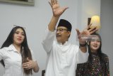 Bakal Calon Gubernur Jawa Timur Saifullah Yusuf (tengah) berbincang dengan penyanyi dangdut Via Vallen (kiri) dan Nella Kharisma (kanan) terkait lagu 'Kabeh Sedulur, Kabeh Makmur' di Surabaya, Jawa Timur, Senin (22/1). Saifullah Yusuf resmi menggandeng Via Vallen dan Nella Kharisma untuk menyanyikan lagu jinge 'Kabeh Sedulur, Kabeh Makmur' untuk lagu kampanye dirinya menjadi Gubernur Jawa Timur pada Pilgub Jatim 2018. Antara Jatim/Zabur Karuru/zk/18 