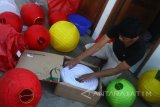  Pengrajin membuat lampion untuk di ekspor ke Belanda dan Perancis di Karangploso, Malang, Jawa Timur, Selasa (9/1). Pengrajin lampion di kawasan tersebut mengaku kewalahan memenuhi permintaan karena keterbatasan tenaga terampil sehingga mereka terpaksa menolak pesanan yang dalam dua bulan terakhir meningkat hingga dua kali lipat. Antara Jatim/Ari Bowo Sucipto/zk/18.