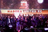 Sejumlah pesepak bola dan official Madura United FC disela-sela peluncuran tim 2018 di Surabaya, Jawa Timur, Rabu (10/1) malam. Madura United FC resmi mengontrak 24 pemain untuk mengikuti kompetisi sepak bola Liga 1 musim 2018. Antara Jatim/M Risyal Hidayat/zk/18 