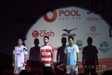 Tiga orang model menunjukkan kostum tim Madura United FC disela-sela peluncuran tim 2018 di Surabaya, Jawa Timur, Rabu (10/1) malam. Madura United FC resmi mengontrak 24 pemain untuk mengikuti kompetisi sepak bola Liga 1 musim 2018. Antara Jatim/M Risyal Hidayat/zk/18 