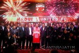 Menpora Imam Nahrawi (11 kiri) didampingi Presiden Madura United FC Achsanul Qosasi (13 kiri), Manajer Madura United FC Haruna Sumitro (delapan kiri) dan sejumlah pesepak bola dan official berfoto bersama disela-sela peluncuran tim 2018 di Surabaya, Jawa Timur, Rabu (10/1) malam. Madura United FC resmi mengontrak 24 pemain untuk mengikuti kompetisi sepak bola Liga 1 musim 2018. Antara Jatim/M Risyal Hidayat/zk/18 