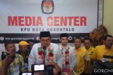 Pasangan Bakal Calon Marthen Taha-Ryan F Kono memberikan keterangan pers usai mendaftar di KPU Kota Gorontalo. (Foto Farid)
