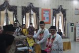 Pasangan Bakal Calon Marthen Taha-Ryan F Kono menyerahkan dokumen syarat calon dan syarat pencalonan. (Foto Farid)