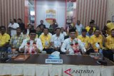 Pasangan Bakal Calon Wali Kota dan Wakil Wali Kota Gorontalo Marthen Taha-Ryan F Kono saat akan mendaftar di KPU Kota Gorontalo. (Foto Farid)