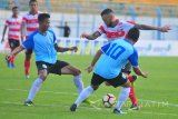Pesepak bola Madura United FC (MU) Marcel Sramento (kedua kanan) berusaha melewati pesepak bola Persela, Guntur Triaji (kanan) dan Eki Taufik (tengah) dalam Turnamen Internasional Suramadu Super Cup (SSC) 2018 di Stadion Gelora Bangkalan (SGB), Bangkalan, Jawa Timur, Selasa (9/1). MU menang dengan skor 2-0. Antara Jatim/Saiful Bahri/zk/18.

