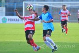 Pesepak bola Madura United FC (MU) Iksan Rahman Lestaluhu (kiri) berebut bola dengan pesepak bola Persela, Birul Walidan (kanan) dalam Turnamen Internasional Suramadu Super Cup (SSC) 2018 di Stadion Gelora Bangkalan (SGB), Bangkalan, Jawa Timur, Selasa (9/1). MU menang dengan skor  2-0. Antara Jatim/Saiful Bahri/zk/18.
