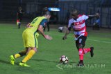 Pesepak bola Madura United (MU) FC, Greg Nwokolo (kanan) berusaha melewati pesepak bola Kedah FA Malaysia, Alvaro Silva  Linares (kiri) dalam Turnamen Internasional Suramadu Super Cup (SSC) 2018 di Stadion Gelora Bangkalan (SGB), Bangkalan, Jawa Timur, Jumat (12/1).  MU keluar sebagai juara setelah bermain imbang 2-2. Antara Jatim/Saiful Bahri/zk/18.