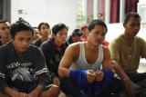 Sejumlah Tenaga Kerja Indonesia (TKI) menanti pendataan oleh BP3TKI Pontianak saat tiba di Dinas Sosial Provinsi Kalbar, Kamis (11/1) malam. Pemerintah Malaysia melalui Depot Imigresen Semuja Negeri Sarawak mendeportasi 46 TKI bermasalah dan dua WNI repatriasi melalui Pos Pemeriksaan Lintas Batas (PPLB) Entikong, Sanggau, Kalbar. ANTARA FOTO/Reza Novriandi/jhw/18