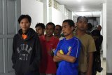 Sejumlah Tenaga Kerja Indonesia (TKI) menanti pendataan oleh BP3TKI Pontianak saat tiba di Dinas Sosial Provinsi Kalbar, Kamis (11/1) malam. Pemerintah Malaysia melalui Depot Imigresen Semuja Negeri Sarawak mendeportasi 46 TKI bermasalah dan dua WNI repatriasi melalui Pos Pemeriksaan Lintas Batas (PPLB) Entikong, Sanggau, Kalbar. ANTARA FOTO/Reza Novriandi/jhw/18