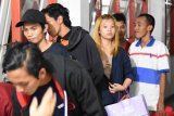 Sejumlah Tenaga Kerja Indonesia (TKI) menanti pendataan oleh BP3TKI Pontianak saat tiba di Dinas Sosial Provinsi Kalbar, Kamis (11/1) malam. Pemerintah Malaysia melalui Depot Imigresen Semuja Negeri Sarawak mendeportasi 46 TKI bermasalah dan dua WNI repatriasi melalui Pos Pemeriksaan Lintas Batas (PPLB) Entikong, Sanggau, Kalbar. ANTARA FOTO/Reza Novriandi/jhw/18