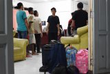 Sejumlah Tenaga Kerja Indonesia (TKI) menanti pendataan oleh BP3TKI Pontianak saat tiba di Dinas Sosial Provinsi Kalbar, Kamis (11/1) malam. Pemerintah Malaysia melalui Depot Imigresen Semuja Negeri Sarawak mendeportasi 46 TKI bermasalah dan dua WNI repatriasi melalui Pos Pemeriksaan Lintas Batas (PPLB) Entikong, Sanggau, Kalbar. ANTARA FOTO/Reza Novriandi/jhw/18