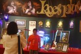 Pengunjung melakukan swafoto di stand memorabilia grup musik Koes Plus di Museum Musik Dunia, Batu, Jawa Timur, Jumat (5/1). Stand memorabilia yang berisi koleksi piringan hitam, album serta alat musik grup band Koes Plus tersebut sengaja dipajang untuk mengenang karya-karya Koes Plus. Antara jatim/Ari Bowo Sucipto/mas/18.