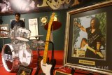 Pengunjung melihat gitar milik almarhum Yon Koeswoyo yang dipajang bersama benda memorabilia grup musik Koes Plus di Museum Musik Dunia, Batu, Jawa Timur, Jumat (5/1). Stand memorabilia yang berisi koleksi piringan hitam, album serta alat musik grup band Koes Plus tersebut sengaja dipajang untuk mengenang karya-karya Koes Plus. Antara jatim/Ari Bowo Sucipto/mas/18.