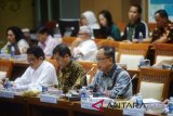 Menristekdikti Mohamad Nasir (kanan) menyampaikan pandangannya dalam rapat kerja dengan Komisi VII DPR di Kompleks Parlemen, Senayan, Jakarta, Selasa (30/1). Rapat itu membahas rencana sejumlah perguruan tinggi asing untuk mendirikan universitas di Indonesia. ANTARA FOTO/Akbar Nugroho Gumay/wdy/2018