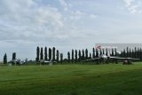 Petugas memotong rumput di dekat monumen pesawat terbang di Lanud Iswahjudi, Magetan, Jawa Timur, Senin (29/1). Pesawat-pesawat terbang milik TNI AU yang dimonumenkan tersebut dulu pernah dioperasikan Lanud Iswahjudi. Antara Jatim/Foto/Siswowidodo/zk/18