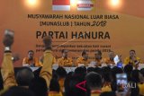 Tim formatur sidang memimpin jalannya Musyawarah Nasional Luar Biasa (Munaslub) Partai Hanura di kantor DPP Partai Hanura, Cipayung, Jakarta Timur, Kamis (18/1). Munaslub Partai Hanura yang dihadiri perwakilan dari 27 pengurus DPD se Indonesia tersebut diantaranya mengagendakan pemberhentian Ketua Umum Oesman Sapta Odang dan pemillihan ketua umum yang baru. Antara Foto/Indrianto Eko Suwarso/nym/2018.