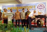 Kepala Dinas Perhubungan Jatim Wahid Wayudi didampingi sejumlah pengurus asosiasi kepelabuhanan di Tanjung Perak Surabaya, Wahid Wahyudi memukul gong menandai pembukaan Muswil III DPW Asosiasi Perusahaan Bongkar Muat Indonesia (APBMI) Jawa Timur, di Surabaya, Selasa (30/1). Muswil DPW APMI Jawa Timur  salah satu diantaranya adalah memilih ketua baru karena Captain Priyanto yang dua periode kepemimpinannya sudah habis masa  baktinya. (Antaranews Jatim/Slamet Hadi Purnomo/SHP/18)