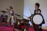 Dua seniman Jepang membawakan musik Taiko dalam pagelaran pembukaan peringatan 60 tahun hubungan diplomatik RI-Jepang di Bentara Budaya Bali, Gianyar, Jumat (26/1). Kegiatan yang berlangung tiga hari tersebut untuk memperkuat hubungan RI -Jepang yang diisi dengan berbagai kegiatan budaya, pemutaran film dan lokakarya. Antara Bali/Nyoman Budhiana/nym/2018.