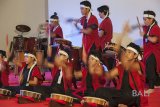 Seniman Japan Junior Club membawakan kesenian Wadaiko dalam pagelaran pembukaan peringatan 60 tahun hubungan diplomatik RI-Jepang di Bentara Budaya Bali, Gianyar, Jumat (26/1). Kegiatan yang berlangung tiga hari tersebut untuk memperkuat hubungan RI-Jepang yang diisi dengan berbagai kegiatan budaya, pemutaran film dan lokakarya. Antara Bali/Nyoman Budhiana/nym/2018.