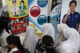 Sejumlah pelajar setingkat SMA mencari informasi saat Pameran Pendidikan Tinggi di monumen Simpang Lima Gumul, Kediri, Jawa Timur, Senin (15/1). Pameran yang diselenggarakan oleh Dinas Pendidikan Prov Jatim itu diikuti oleh 72 perguruan tinggi Negeri dan Swasta se-Jawa guna memberikan kemudahan pelajar menentukan pilihan mendaftar ke jenjang lebih tinggi berdaskan minat dan kemampuan. Antara Jatim/Prasetia Fauzani/zk/18 