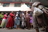 Sejumlah warga mengantri membeli beras maupun bahan pokok lain saat digelarnya pasar murah di kawasan Kalianak, Surabaya, Jawa Timur, Rabu (17/1). Pasar Murah yang tersebar di sejumlah lokasi digelar Pemkot Surabaya dengan menjual beras, minyak, gula, telur dan daging dengan harga normal itu guna meringankan beban ekonomi masyarakat. Antara Jatim/Didik Suhartono/18