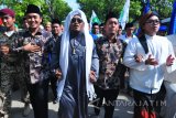 Pasangan Calon (Paslon) Bupati dan Wakil Bupati Pamekasan Badrud Tamam (kiri) dan Pasangan Raja'e (kedua kanan) berjalan kaki saat akan mendaftar ke KPUD Pamekasan, Jawa Timur, Rabu (10/1). Paslon Badrud Taman-Raja'e  diusung PKB, PAN dan Gerindra dan PKS untuk maju dalam Pilkada Pamekasan. Antara Jatim/Saiful Bahri/zk/18