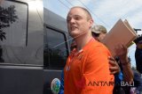 Warga negara Australia, Isaac Emmanuel Roberts yang menjadi tersangka kasus penyalahgunaan narkoba bersiap memasuki mobil untuk dilimpahkan di Kejari Bali, Selasa (30/1). Isaac Emmanuel Roberts ditangkap oleh Petugas Bea Cukai Ngurah Rai dengan barang bukti 19,97 gram sabu-sabu dan 14 tablet ekstasi dan saat ini menjalani pemeriksaan serta melengkapi berkas sebelum dilimpahkan ke Pengadilan Negeri Denpasar untuk menjalani proses persidangan. ANTARA FOTO/Wira Suryantala/wdy/2018.