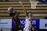 Pertandingan Pelta Jaya melawan Satya Wacana Salatiga dalam lanjutan kompetisi Indonesian Basketball League (IBL) 2017-2018 seri kelima di DBL Arena Surabaya, Jawa Timur, Jumat (19/1). Pelita Jaya menang atas Satya Wacana Salatiga dengan skor 97-65. Antara Jatim/M Risyal Hidayat/zk/18 