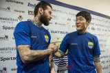 Gelandang asal Korea Selatan In-Kyun Oh (kanan) berjabat tangan dengan Bojan Malisic (kiri) di Graha Persib, Bandung, Jawa Barat, Jumat (5/1). Persib Bandung merekrut tiga pemain asing diantaranya Bojan Malisic, Victor Igbonefo dan In-Kyun Oh yang disiapkan untuk memperkuat tim berjuluk Maung Bandung berlaga di Piala Presiden dan Liga Indonesia 2018. ANTARA JABAR/M Agung Rajasa