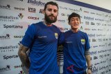 Gelandang asal Korea Selatan In-Kyun Oh (kanan) bersama Bojan Malisic (kiri) mengenalkan diri di Graha Persib, Bandung, Jawa Barat, Jumat (5/1). Persib Bandung merekrut tiga pemain asing diantaranya Bojan Malisic, Victor Igbonefo dan In-Kyun Oh yang disiapkan untuk memperkuat tim berjuluk Maung Bandung berlaga di Piala Presiden dan Liga Indonesia 2018. ANTARA JABAR/M Agung Rajasa