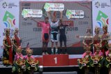 Juara pertama pada etape tiga Kastrantas Charlampos (kedua kiri) dari tim Java Partizan bersama pemenang kedua Projo Waseso (kiri) dari Indonesia National Team dan pemenang ketiga Asal Indonesia Arifin Muhammad Imam dari KFC Cycling Team foto bersama di atas panggung di Taman Blambangan, Banyuwangi, Jawa Timur, Sabtu (27/1). Kastrantas Charlampos menjadi yang tercepat pada etape-3 diikuti dua pebalap asal Indonesia, setelah menempuh jalur terpanjang 200 kilometer pada lanjutan ajang Tour De Indonesia 2018. Antara Jatim/Budi Candra Setya/zk/18.