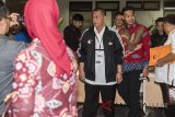 Bakal calon Gubernur Jawa Barat Deddy Mizwar (tengah) tiba di RS Hasan Sadikin untuk jalani pemeriksaan kesehatan di Bandung, Jawa Barat, Kamis (11/1). Empat pasang calon Gubernur dan Wakil Gubernur Jawa Barat akan mengikuti serangkaian pemeriksaan sebagai syarat pencalonan. ANTARA JABAR/M Agung Rajasa