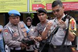 Propam Polres Pelabuhan Tanjung Perak Surabaya memeriksa sejumlah senjata api (senpi) yang dipakai personil kepolisian Polres Pelabuhan Tanjung Perak serta Polsek jajarannya di Polres Pelabuhan Tanjung Perak, Surabaya, Jawa Timur, Selasa (23/1). Pemeriksaan senpi serta Surat Izin Pinjam Pakai Senjata Api (SIPPSA) itu untuk mendukung kegiatan pelaksanaan tugas pengamaan yang bersifat preventif maupun represif, terlebih untuk kepentingan pengamanan Pilkada Jatim 2018. Antara jatim/Didik Suhartono/zk/18