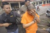 Polisi menggiring salah satu tersangka perampok nasabah bank dengan modus gembos ban di Mapolres Tulungagung, Jawa Timur, Sabtu (13/1). Empat dari lima kawanan perampok lintaskota dengan modus gembos ban mobil ini ditangkap polisi setelah aksi mereka merampok nasabah Bank Mandiri kepergok korban sehingga terjadi aksi kejar-kejaran dengan petugas satuan lalu lintas. Antara Jatim/Destyan Sujarwoko/zk/18 