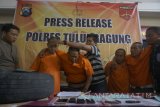 Polisi melakukan gelar perkara kasus perampokan nasabah bank dengan modus gembos ban di Mapolres Tulungagung, Jawa Timur, Sabtu (13/1). Empat dari lima kawanan perampok lintaskota dengan modus gembos ban mobil ini ditangkap polisi setelah aksi mereka merampok nasabah Bank Mandiri kepergok korban sehingga terjadi aksi kejar-kejaran dengan petugas satuan lalu lintas. Antara Jatim/Destyan Sujarwoko/zk/18 