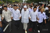 Pasangan bakal calon Bupati dan wakil Bupati Ciamis Asep Herdiat Sunarya (kedua kiri) dan Yana D Putra (kedua kanan) berjalan kaki untuk mendaftar ke KPUD Ciamis, Jawa Barat, Rabu (10/1). Pasangan bakal calon Bupati dan Wakil Bupati Herdiat - Yana didukung 22 kursi dari DPRD Ciamis dengan koalisi partai politik dari Nasdem, PBB, PAN, Gerindra, Demokrat, dan PKS. ANTARA JABAR/Adeng Bustomi