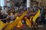 Sejumlah penumpang asal Tiongkok mendapat sambutan tari Bali setibanya mereka di Bandara Ngurah Rai setelah menempuh penerbangan perdana Garuda Indonesia rute Xian, Tiongkok - Denpasar, Bali, Selasa (30/1). Maskapai Garuda Indonesia membuka dua rute ke Tiongkok yaitu Xian-Denpasar dan Denpasar-Zhengzhou sebagai upaya memperluas konektifitas dan mendukung target pemerintah sebanyak 17 juta wisatawan mancanegara berkunjung ke Indonesia tahun 2018. Antaranews Bali/Nyoman Budhiana/nym/2018.