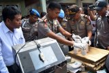 Kapolresta Sidoarjo Kombes Pol Himawan Bayu Aji (ketiga kanan) menunjukkan barang bukti pil PCC saat penggerebekan di rumah kontrakan di kawasan Sawocangkring, Wonoayu, Sidoarjo, Jawa Timur, Rabu (17/1). Satreskoba Polresta Sidoarjo berhasil mengamankan tersangka dengan barang bukti 5.300.000 pil paracetamol, cafein dan carisoprodol (PCC) dan somadril siap edar. Antara Jatim/Eko Teguh/um/zk/18 