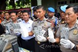 Kapolresta Sidoarjo Kombes Pol Himawan Bayu Aji (kedua kanan) menunjukkan barang bukti pil PCC saat penggerebekan di rumah kontrakan di kawasan Sawocangkring, Wonoayu, Sidoarjo, Jawa Timur, Rabu (17/1). Satreskoba Polresta Sidoarjo berhasil mengamankan tersangka dengan barang bukti 5.300.000 pil paracetamol, cafein dan carisoprodol (PCC) dan somadril siap edar. Antara Jatim/Eko Teguh/um/zk/18 