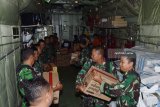 Sejumlah personel TNI AU memasukkan barang Bantuan Sosial (Bansos) ke Pesawat Hercules C-130 A-1315 untuk dikirim ke Kabupaten Asmat, Papua, dari Lanud Iswahjudi, Magetan, Jawa Timur, Senin (29/1). Bansos antara lain berupa bahan makanan, minuman, pakaian, peralatan tidur sumbangan dari TNI, Polri, Pemkab dan swasta, untuk membantu meringankan beban warga terdampak Kejadian Luar Biasa (KLB) gizi buruk di Asmat. Antara Jatim/Foto/Siswowidodo/zk/18