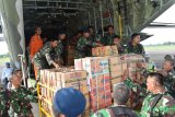 Sejumlah personel TNI AU memasukkan barang Bantuan Sosial (Bansos) ke Pesawat Hercules C-130 A-1315 untuk dikirim ke Kabupaten Asmat, Papua, dari Lanud Iswahjudi, Magetan, Jawa Timur, Senin (29/1). Bansos antara lain berupa bahan makanan, minuman, pakaian, peralatan tidur sumbangan dari TNI, Polri, Pemkab dan swasta, untuk membantu meringankan beban warga terdampak Kejadian Luar Biasa (KLB) gizi buruk di Asmat. Antara Jatim/Foto/Siswowidodo/zk/18